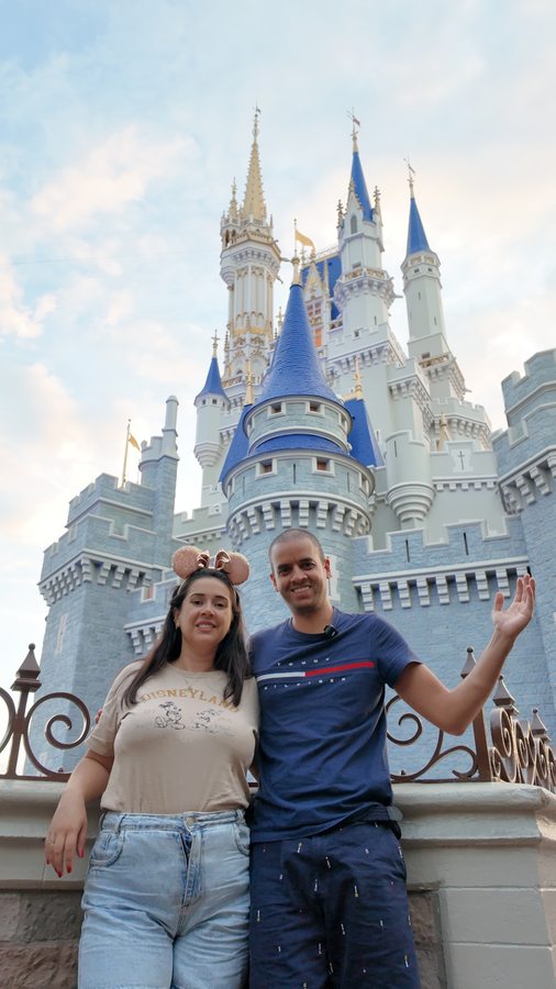 Casal no Magic Kingdom