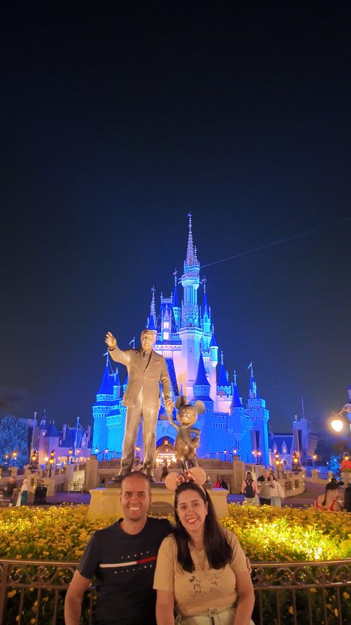 Casal no Magic Kingdom à noite