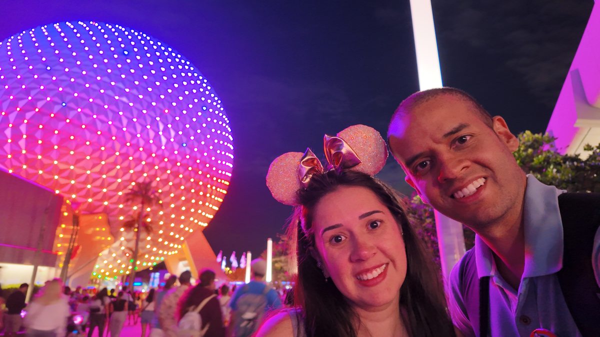 EPCOT iluminado à noite